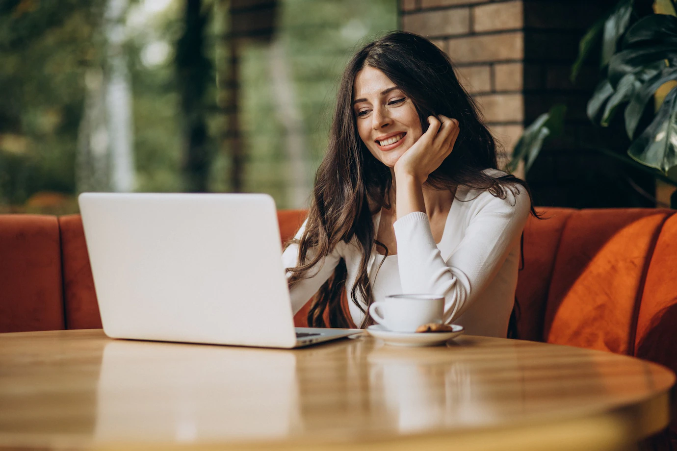 young beautiful business woman working computer cafe