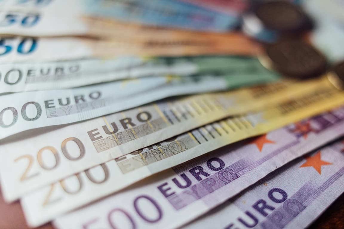 Euro Drops After Business Activity Data, Eyes On Central Banks